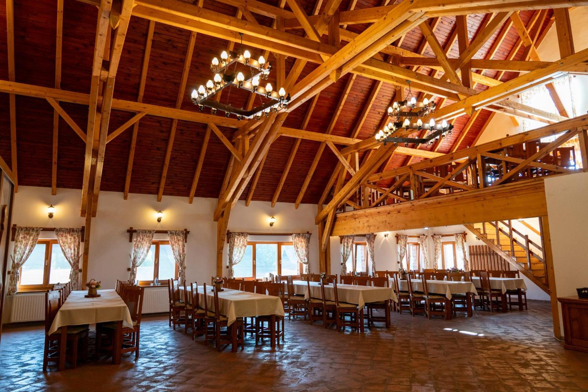 5.Evszak Hotel Sfântu-Gheorghe Eksteriør billede