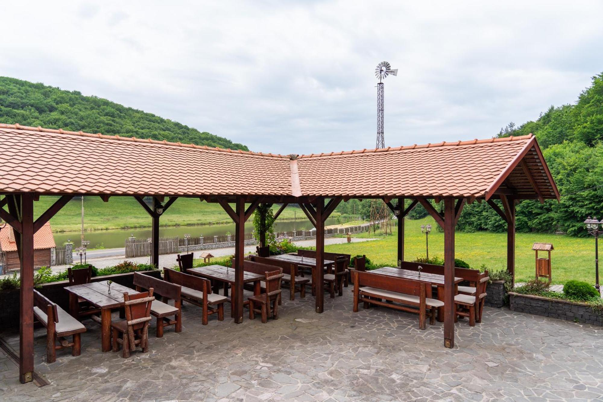 5.Evszak Hotel Sfântu-Gheorghe Eksteriør billede