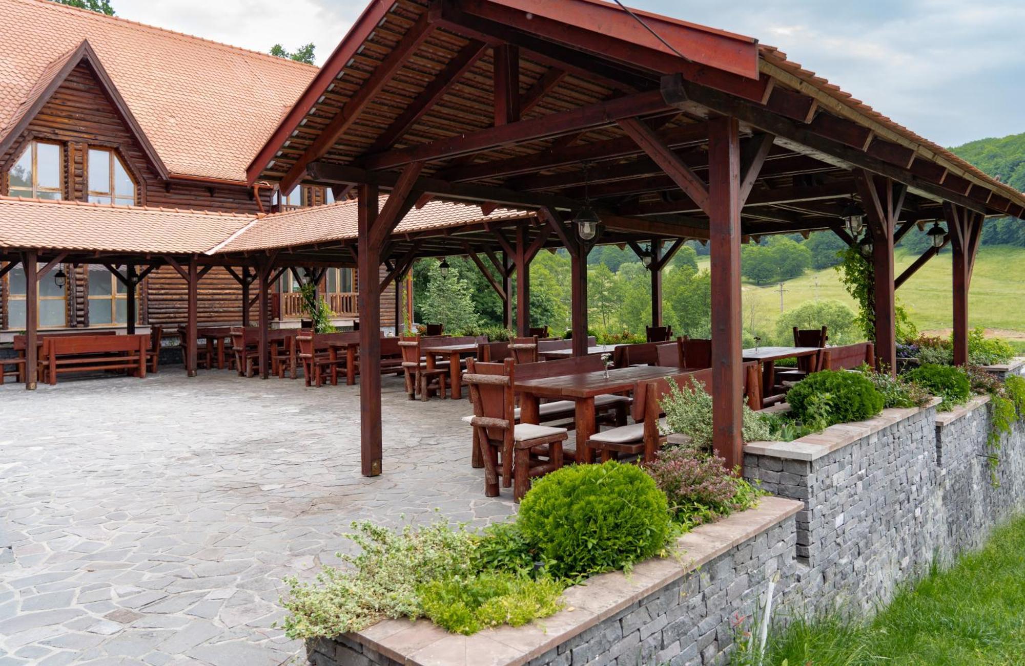 5.Evszak Hotel Sfântu-Gheorghe Eksteriør billede